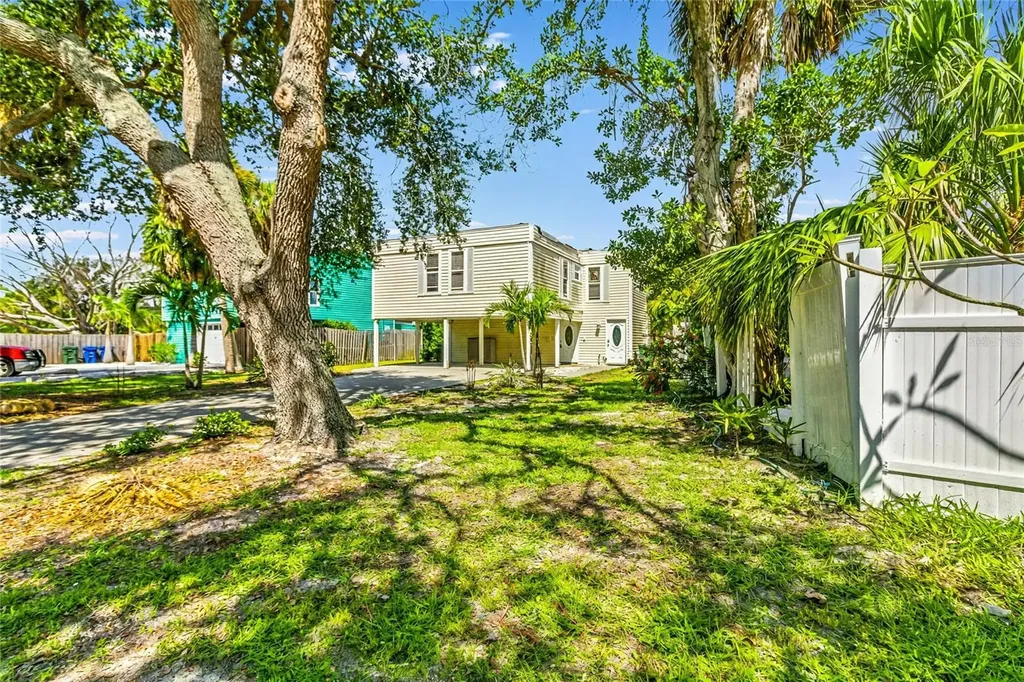 643 Calle De Peru Sarasota FL 34242