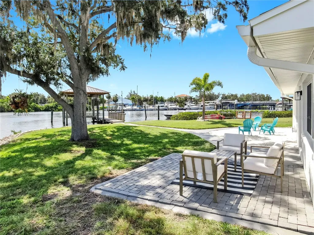 424 Doric Court Tarpon Springs FL 34689
