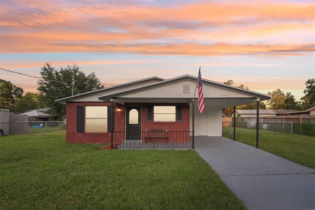 1302 N Bracewell Drive Plant City FL 33563