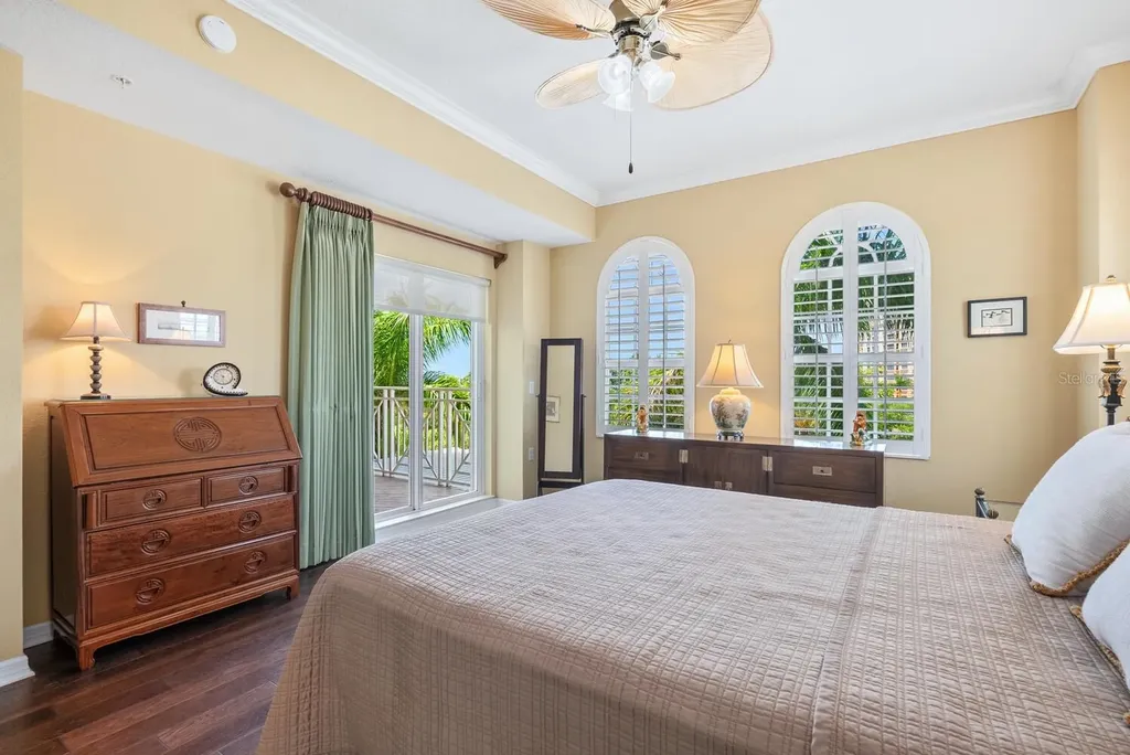 1188 N Tamiami Trail Sarasota FL 34236