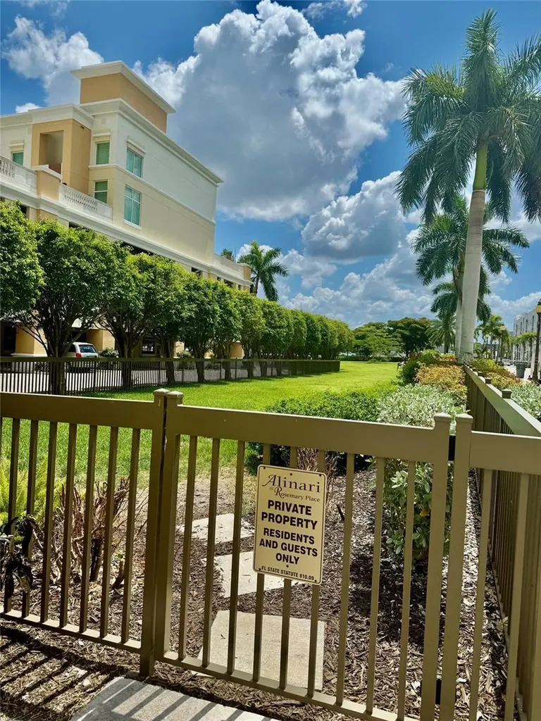 800 N Tamiami Trail Sarasota FL 34236
