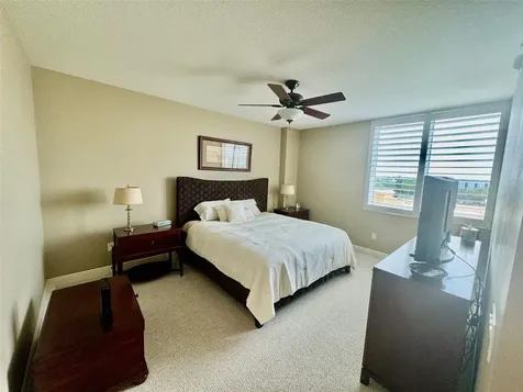 800 N Tamiami Trail Sarasota FL 34236