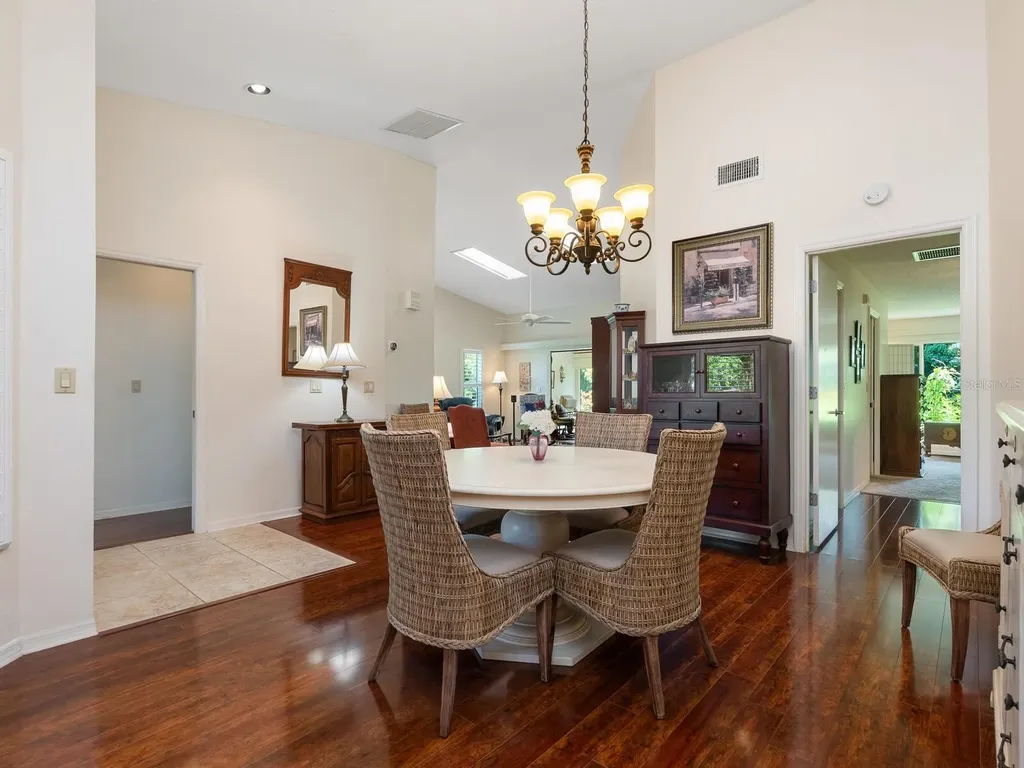 4004 Wilshire Circle E Sarasota FL 34238