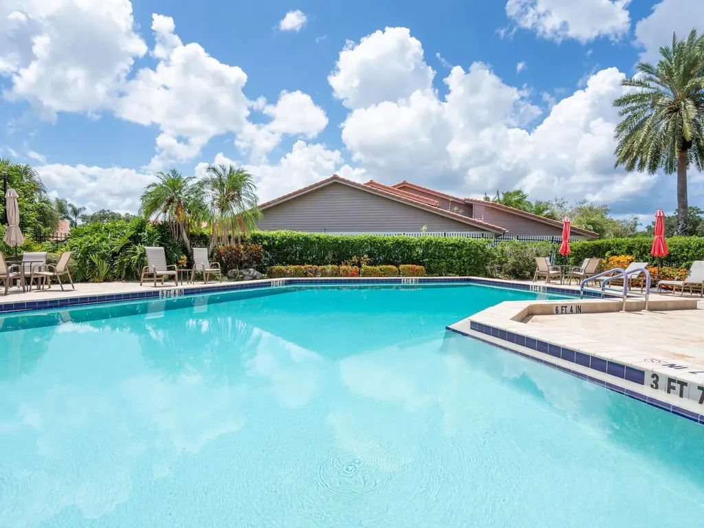 4004 Wilshire Circle E Sarasota FL 34238