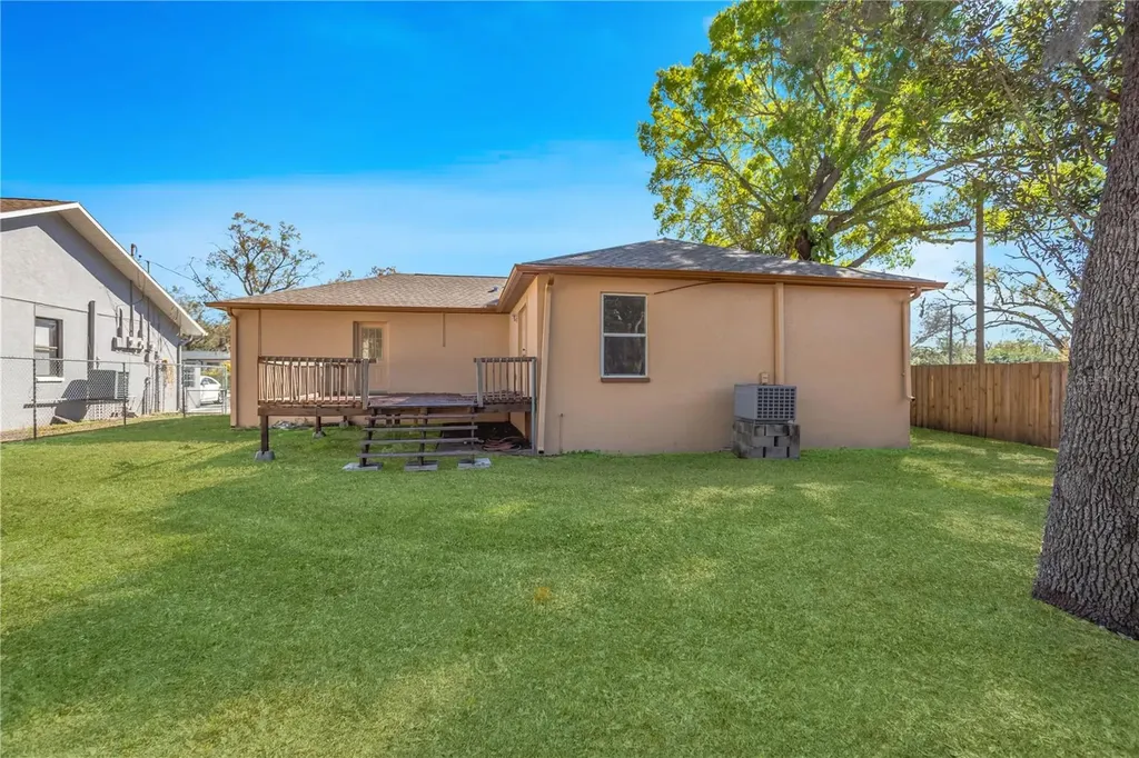 808 1st Avenue NE Ruskin FL 33570