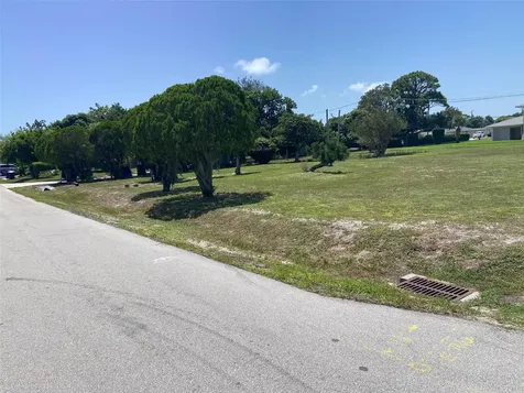 2203 Avienda Avenue Fort Pierce FL 34946