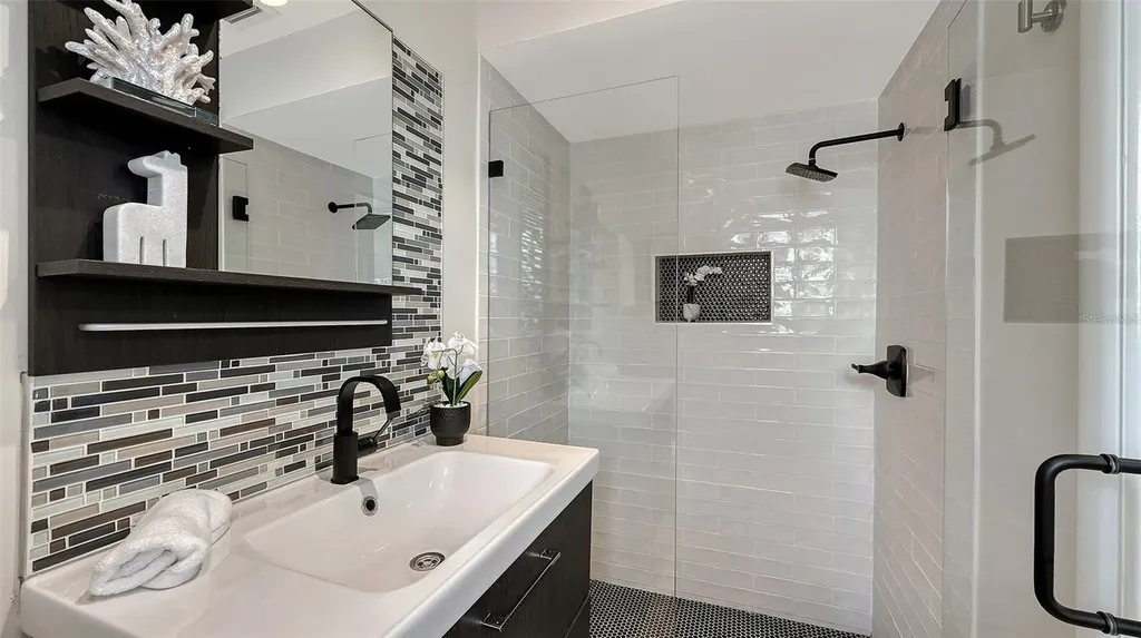 2852 Captiva Drive Sarasota FL 34231