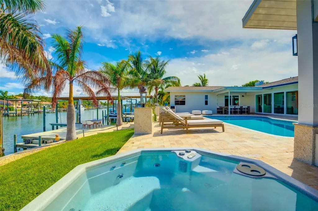 807 Snug Island Clearwater FL 33767