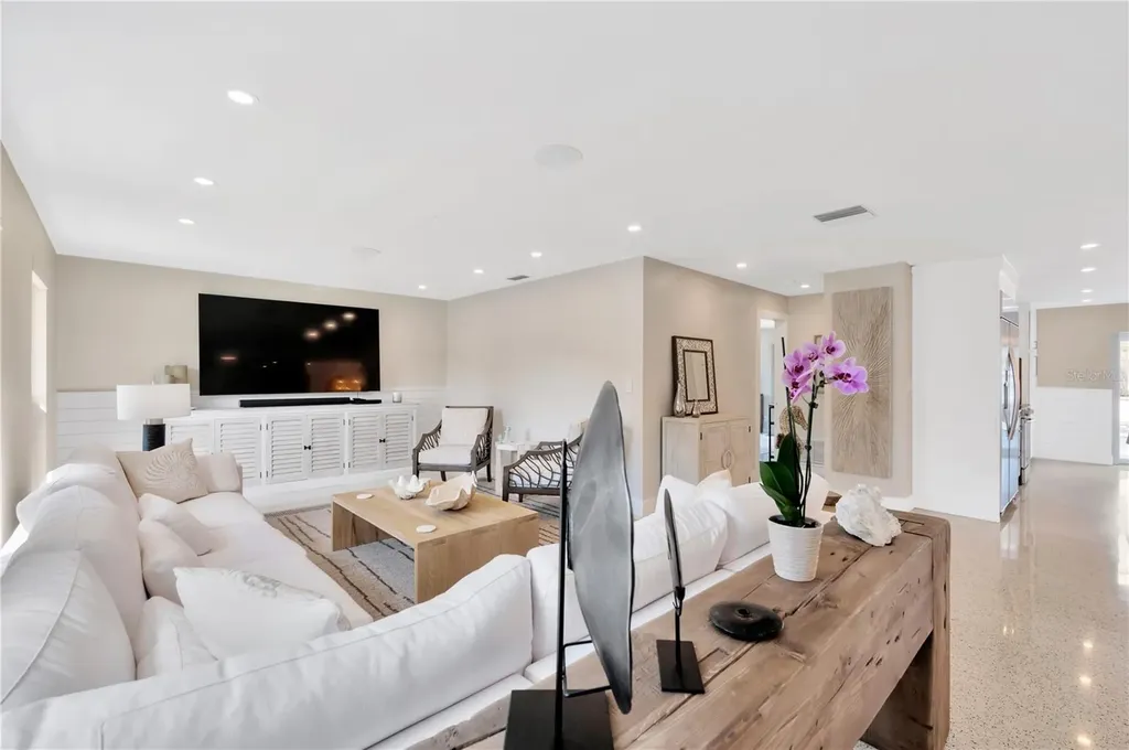 807 Snug Island Clearwater FL 33767