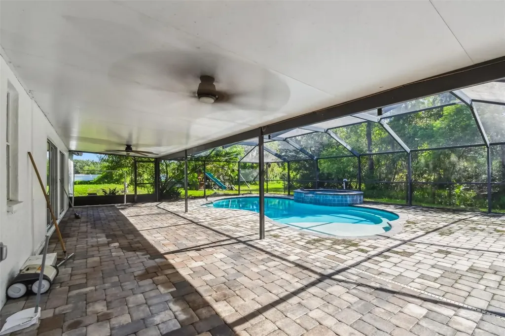 2513 N Valrico Road Seffner FL 33584