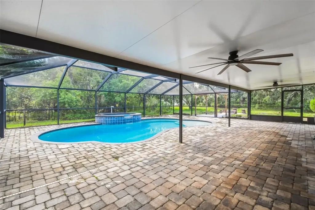 2513 N Valrico Road Seffner FL 33584