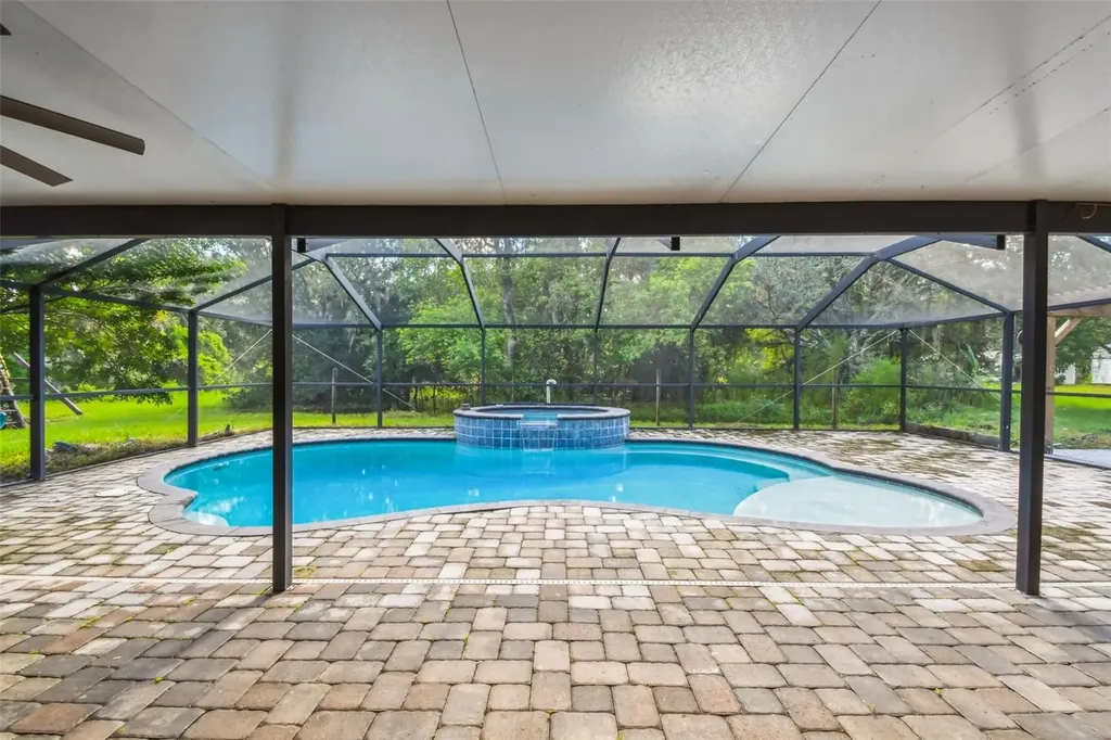 2513 N Valrico Road Seffner FL 33584
