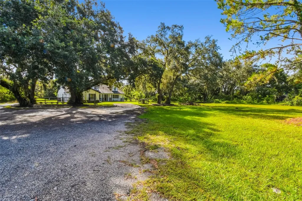 2513 N Valrico Road Seffner FL 33584