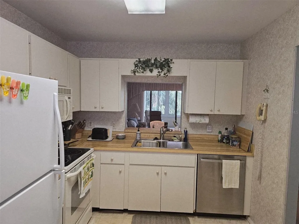 586 Lakeside Drive Bradenton FL 34210