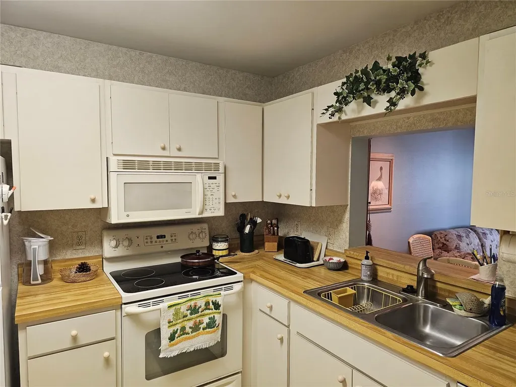 586 Lakeside Drive Bradenton FL 34210