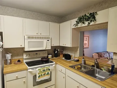 586 Lakeside Drive Bradenton FL 34210