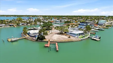 7998 1st Avenue S St Petersburg FL 33707