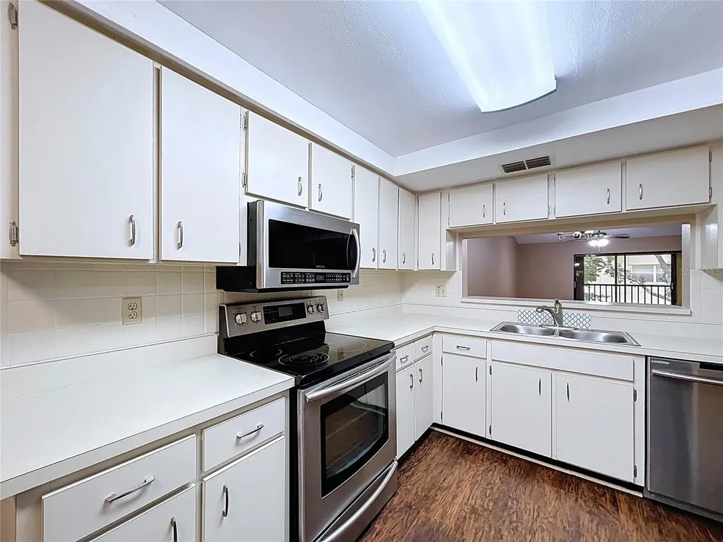 2020 Lakeview Drive Clearwater FL 33763
