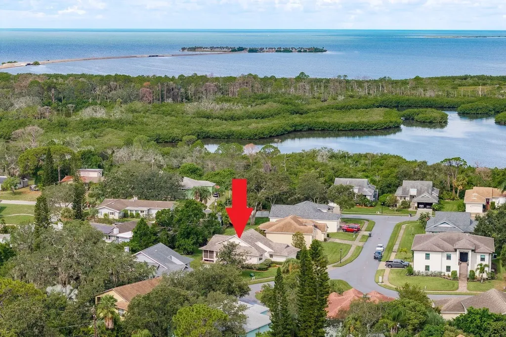 1023 Lake Avoca Place Tarpon Springs FL 34689