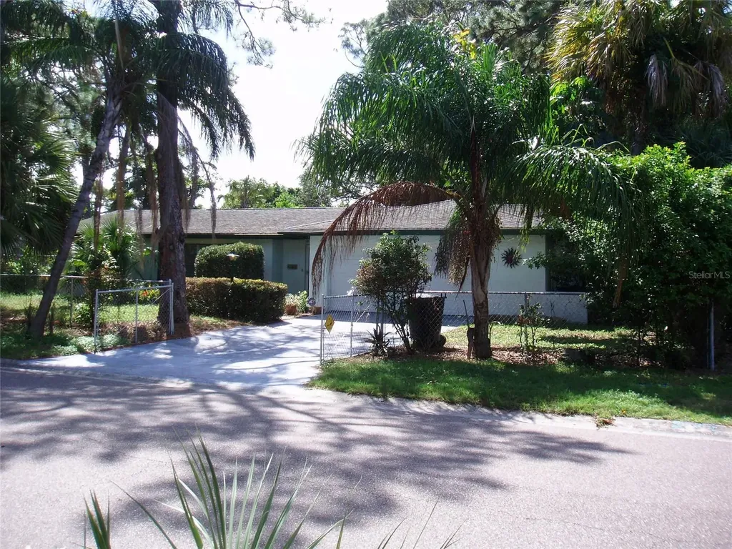 120 SW Monroe Circle N St Petersburg FL 33703