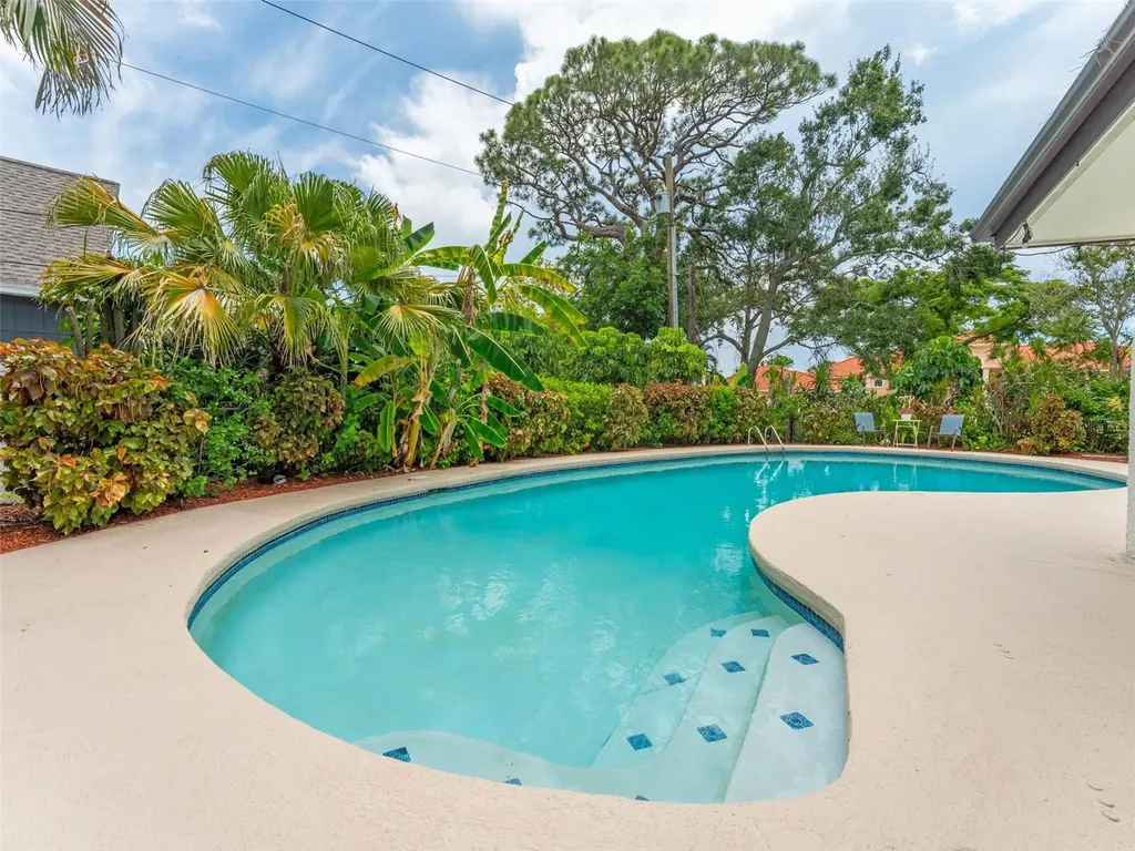7220 Sunshine Drive S St Petersburg FL 33705