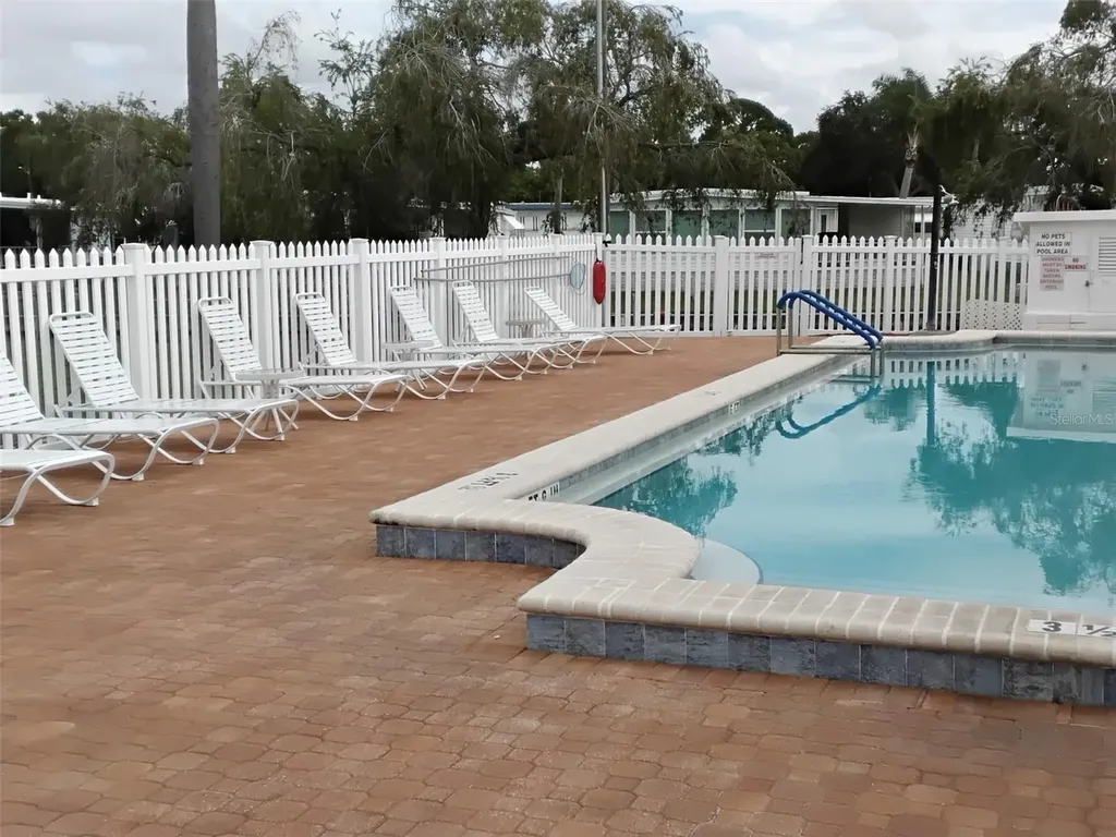 10118 N Lake Drive Largo FL 33773