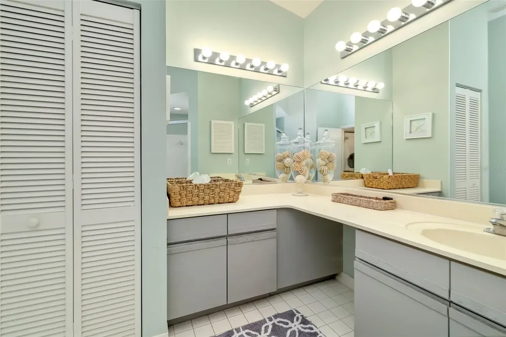 5287 Heron Way Sarasota FL 34231