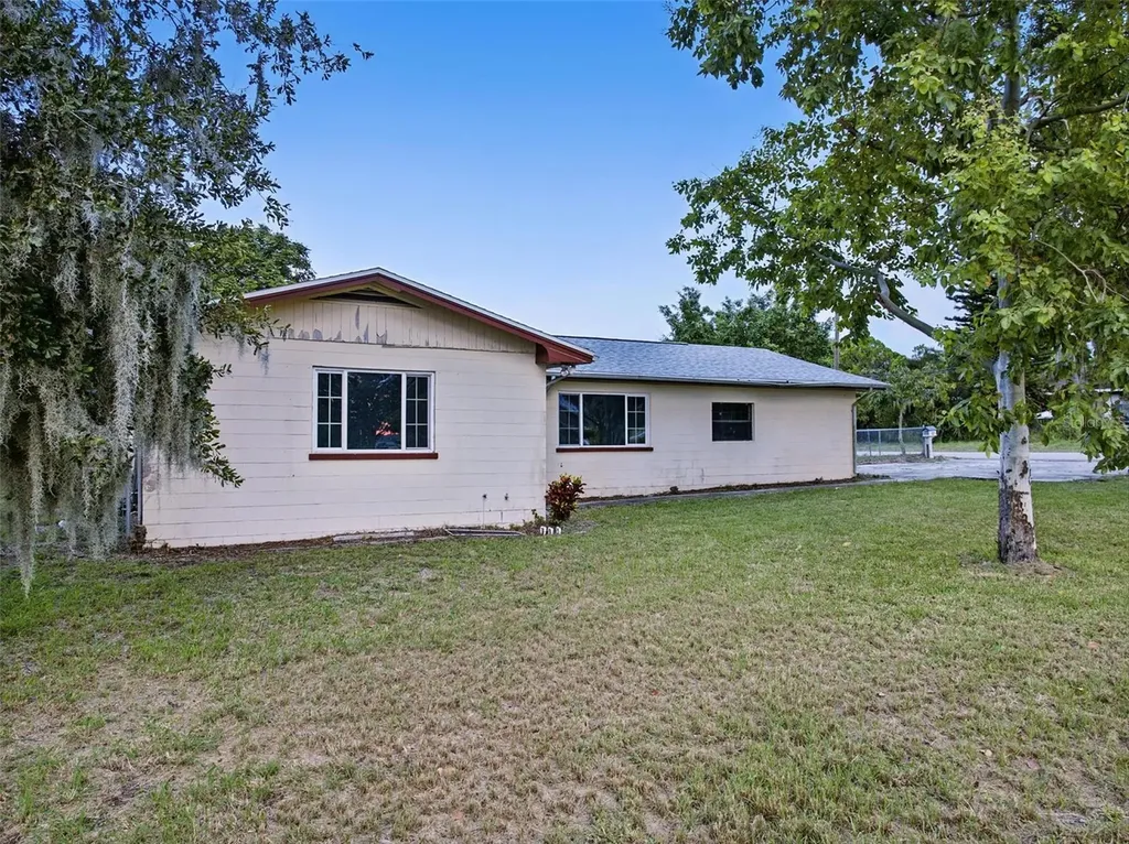 330 W 4th Street Frostproof FL 33843