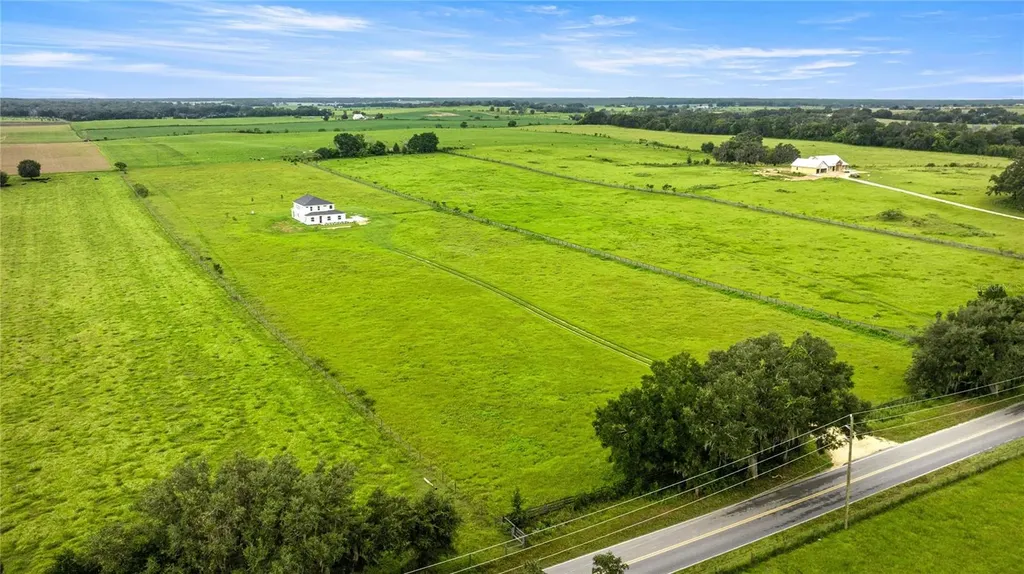 21786 NW 27th Street Morriston FL 32668