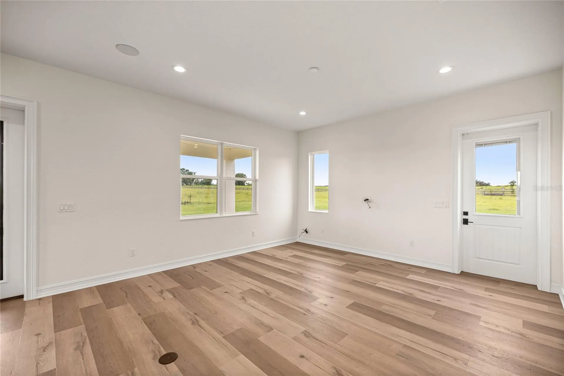 21786 NW 27th Street Morriston FL 32668
