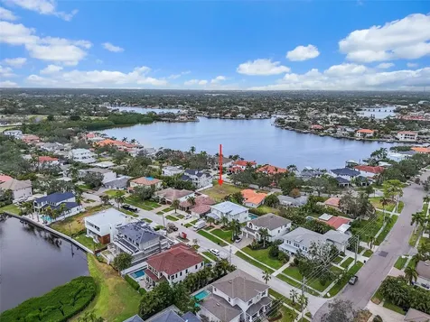 372 Bayview Drive NE St Petersburg FL 33704