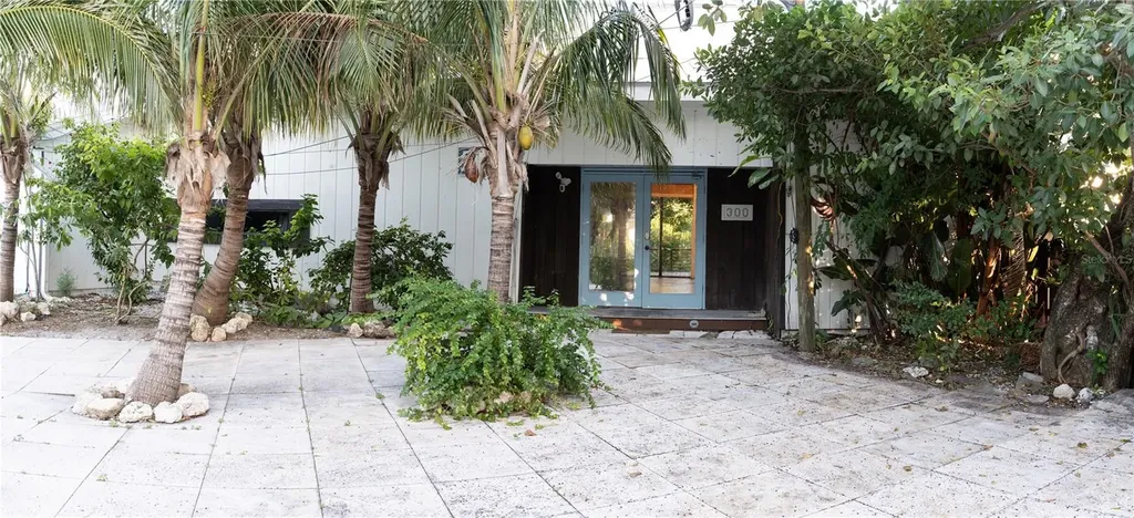 300 Garden Lane Sarasota FL 34242