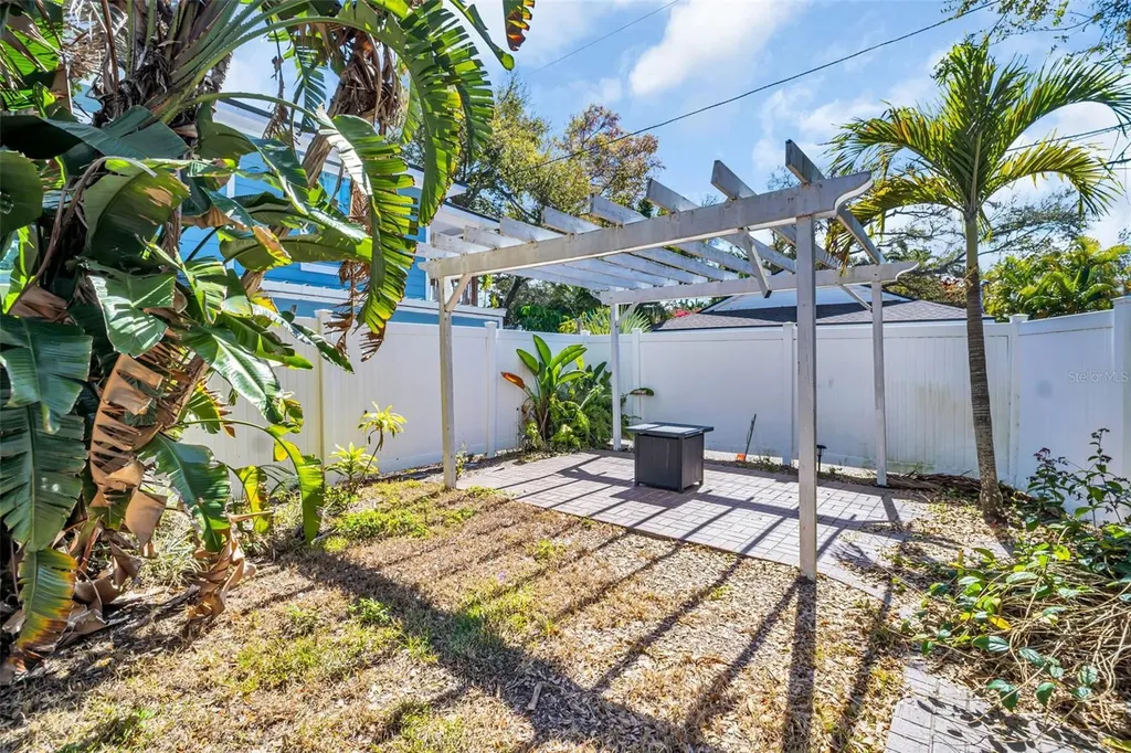 304 21st Avenue N St Petersburg FL 33704
