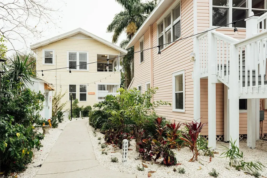 809 10th Avenue N St Petersburg FL 33701