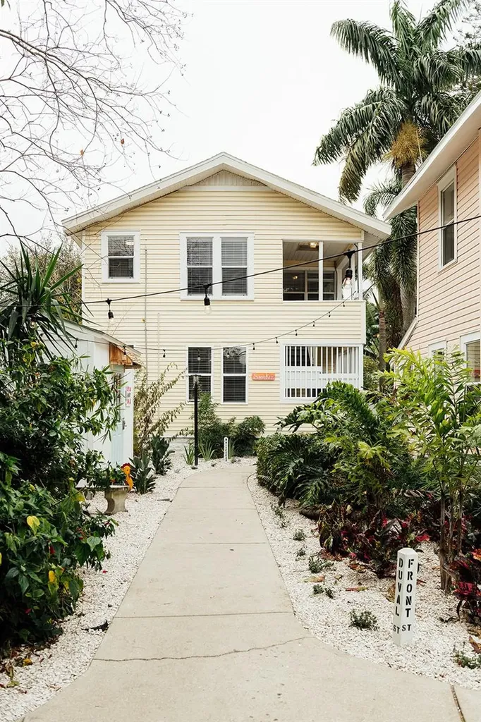 809 10th Avenue N St Petersburg FL 33701