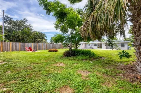 2284 Bougainvillea Street Sarasota FL 34239