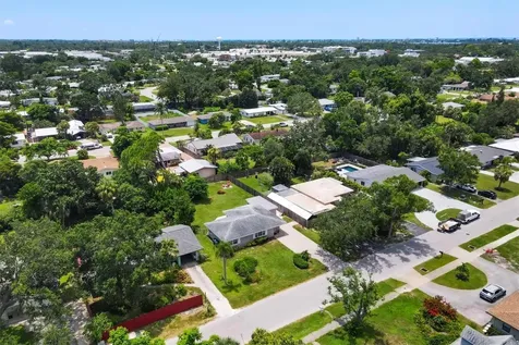 2284 Bougainvillea Street Sarasota FL 34239