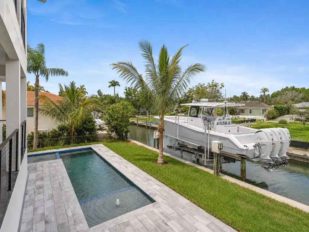 569 Bayview Drive Longboat Key FL 34228
