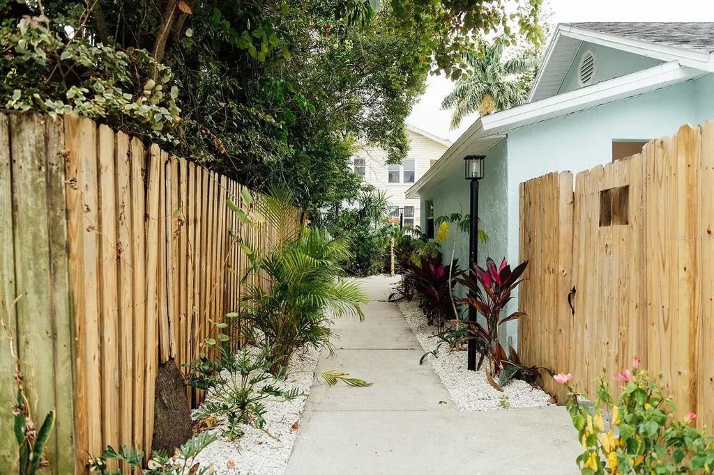 809 10th Avenue N St Petersburg FL 33701