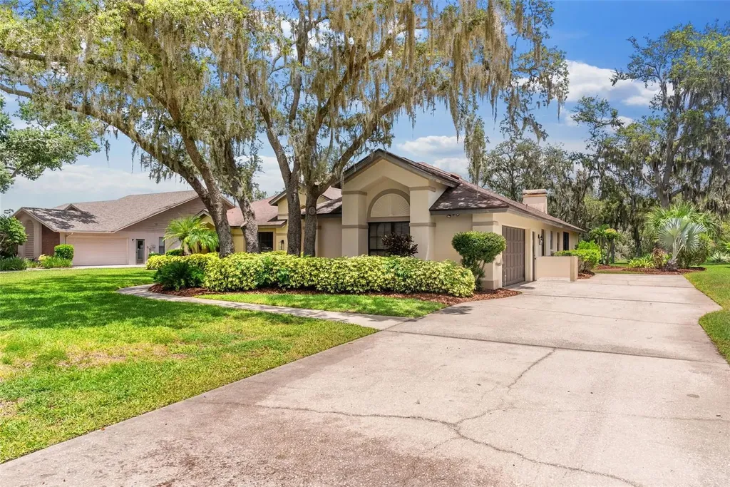 2702 Pine Club Drive Plant City FL 33566