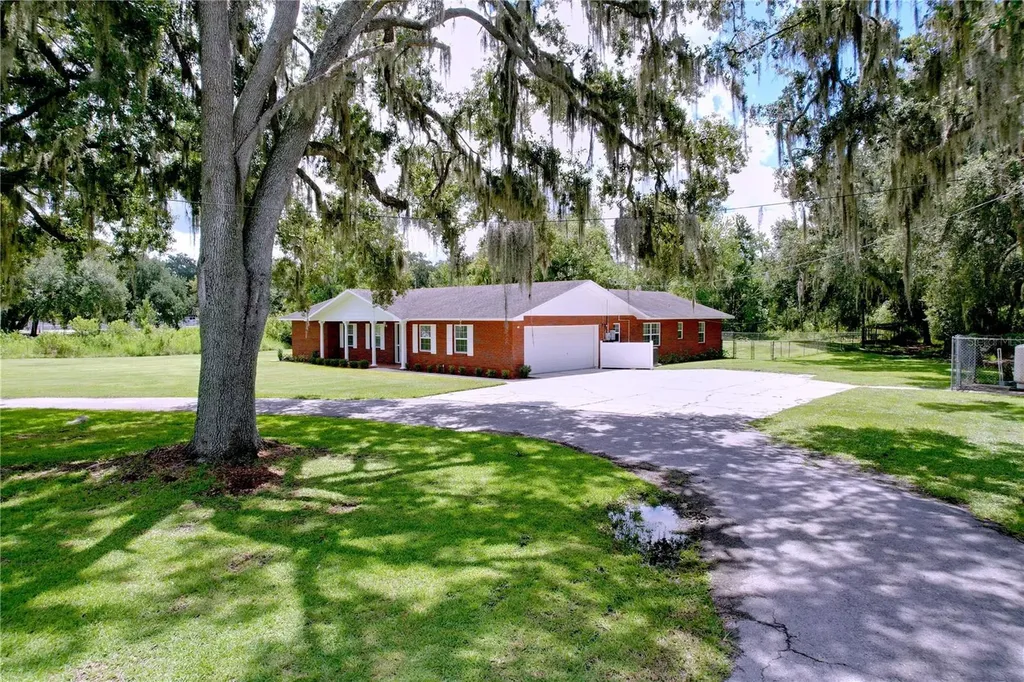 1405 Knights Griffin Road Plant City FL 33565