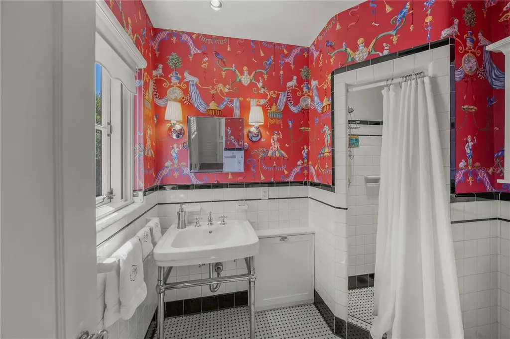 139 S Washington Drive Sarasota FL 34236