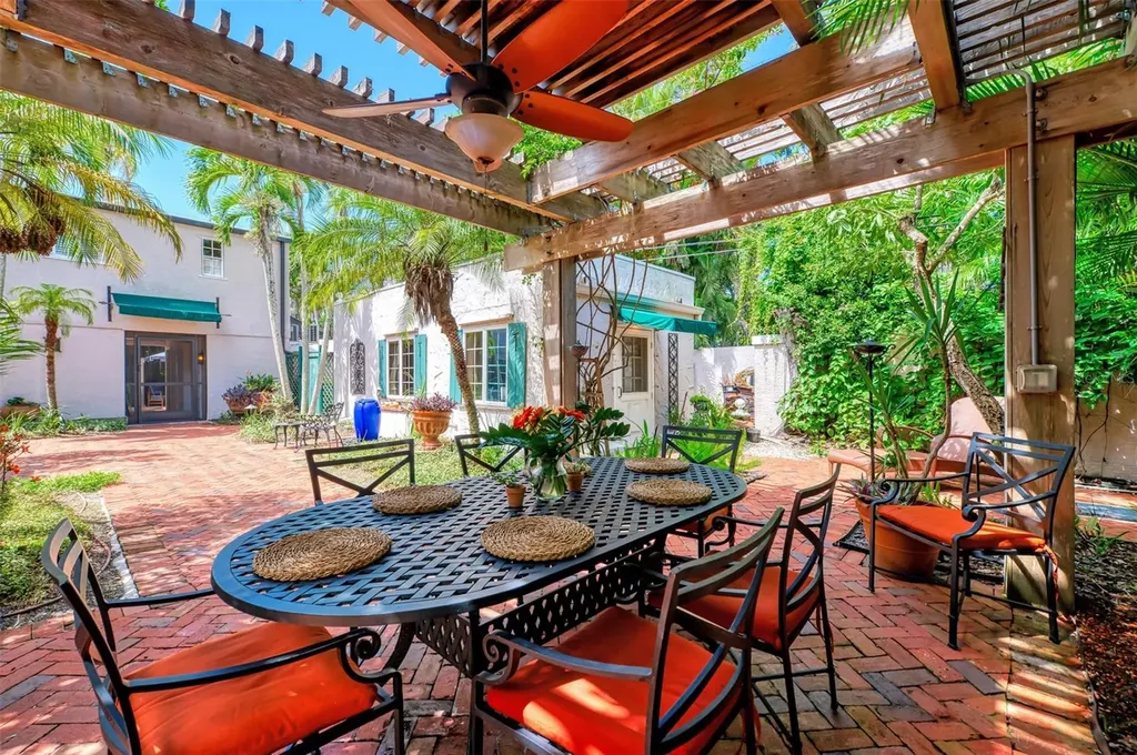3838 Flores Avenue Sarasota FL 34239