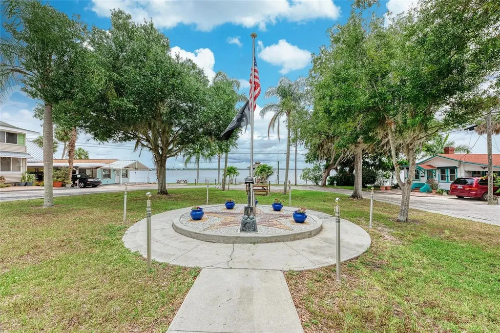 31 Seminole Drive Bradenton FL 34208
