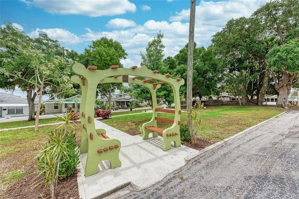 31 Seminole Drive Bradenton FL 34208