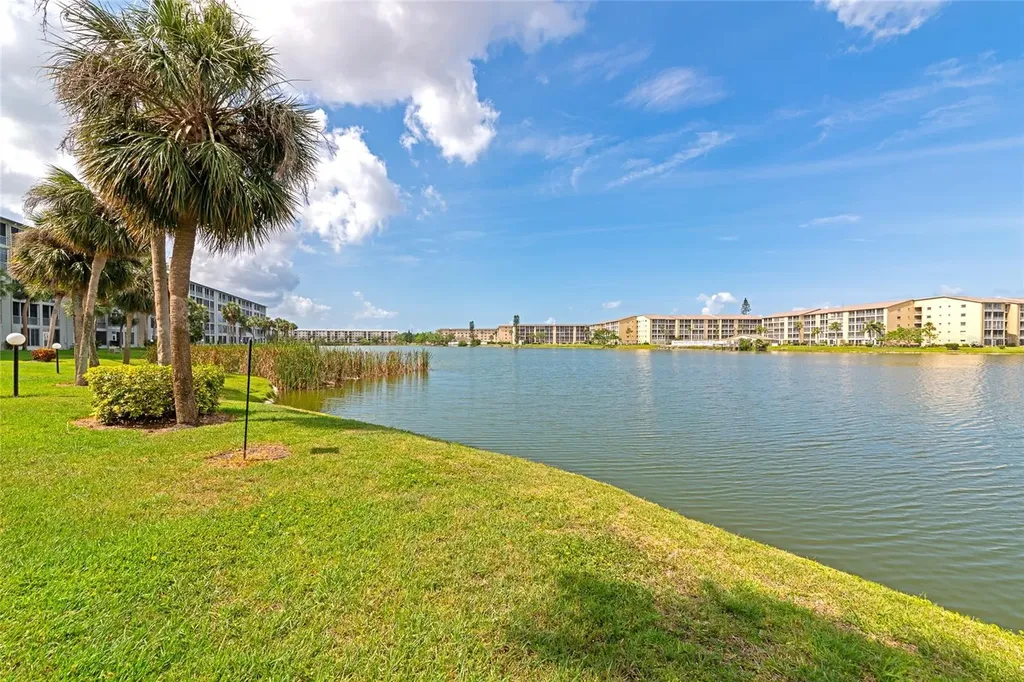 3072 Lake Bayshore Drive Bradenton FL 34205