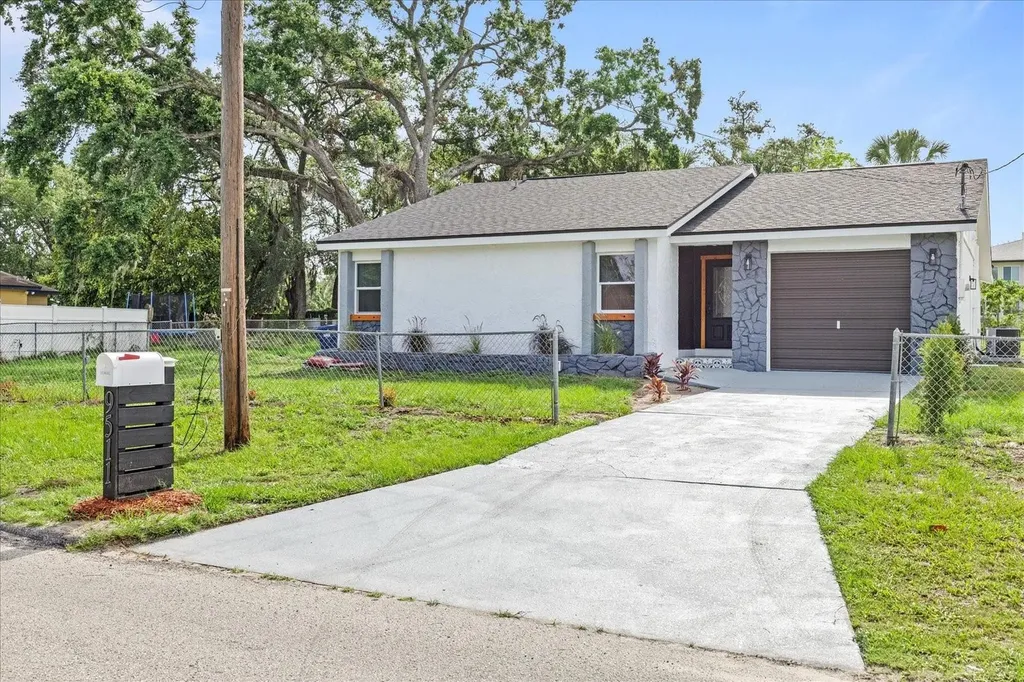 9511 N Hyaleah Road Tampa FL 33617