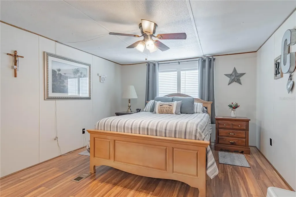 2634 Cr 416n Lake Panasoffkee FL 33538