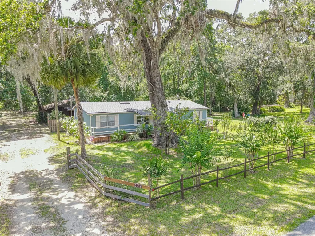2634 Cr 416n Lake Panasoffkee FL 33538