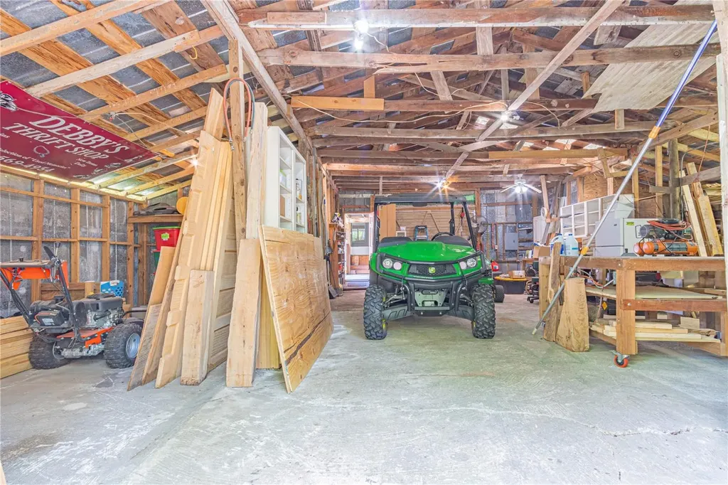 2634 Cr 416n Lake Panasoffkee FL 33538
